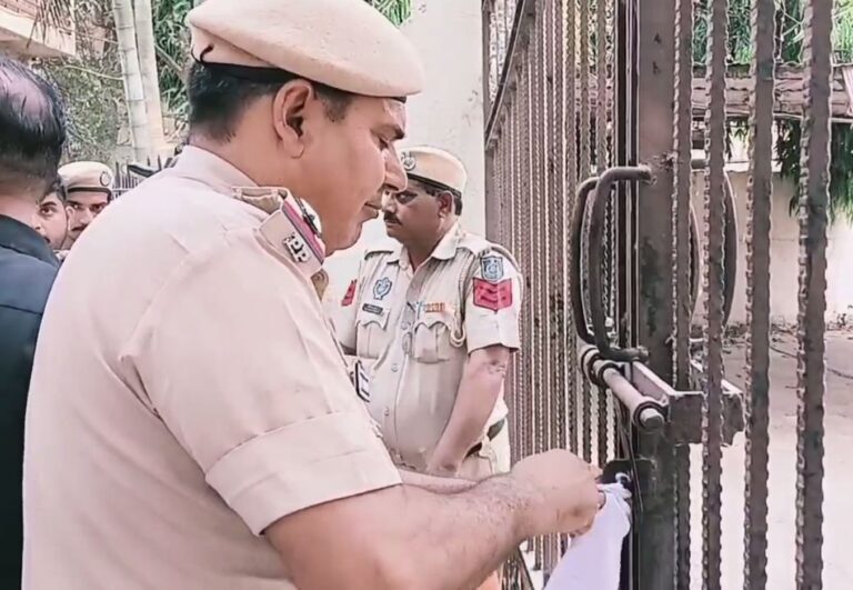 ਪਠਾਨਕੋਟ ਇੰਪਰੂਵਮੈਂਟ ਟਰੱਸਟ ਦਾ ਦਫ਼ਤਰ ਸੀਲ/ ਪੁਲਿਸ ਨੇ ਹਾਈ ਕੋਰਟ ਦੇ ਹੁਕਮਾਂ ਤਹਿਤ ਕੀਤੀ ਕਾਰਵਾਈ/ ਟਰੱਸਟ ਅਧਿਕਾਰੀਆਂ ਲਈ ਨਹੀਂ ਖੁੱਲ੍ਹੇਗਾ ਟਰੱਸਟ ਦਾ ਗੇਟ