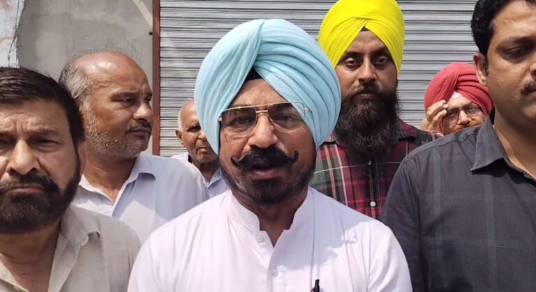 ਸਰਹਿੰਦ ਦੇ ਪਟੇਲ ਨਗਰ ’ਚ ਨਵੇਂ ਖੁੱਲ੍ਹੇ ਠੇਕੇ ਦਾ ਵਿਰੋਧ/ ਲੋਕਾਂ ਨੇ ਠੇਕਾ ਬੰਦ ਕਰਨ ਦੀ ਮੰਗ ਨੂੰ ਲੈ ਕੇ ਪ੍ਰਦਰਸ਼ਨ/ ਮੌਕੇ ’ਤੇ ਪਹੁੰਚੇ ਕਮੇਟੀ ਚੇਅਰਮੈਨ ਢਿੱਲੋਂ ਨੇ ਬੰਦ ਕਰਵਾਇਆ ਠੇਕਾ
