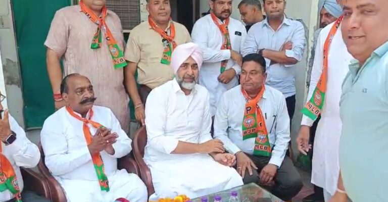 ਮਲੋਟ ਵਿਖੇ ਬੀਜੇਪੀ ਵਰਕਰਾਂ ਨੂੰ ਮਿਲੇ ਮਨਪ੍ਰੀਤ ਬਾਦਲ/ ਕੇਂਦਰ ਸਰਕਾਰ ਦੇ ਜੰਗ ਰੋਕਣ ਦੇ ਕਦਮ ਦੀ ਕੀਤੀ ਸ਼ਲਾਘਾ/ ਹਰਿਆਣਾ ਦੀ ਪਾਣੀ ਜ਼ਰੂਰਤ ਪੂਰੀ ਕਰਨ ਦੀ ਕੀਤੀ ਵਕਾਲਤ