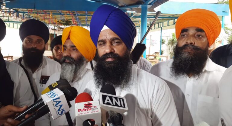 ਅੰਮ੍ਰਿਤਸਰ ਦੇ ਸਰਹੱਦੀ ਇਲਾਕਿਆਂ ਦੇ ਲੋਕਾਂ ਨੂੰ ਮਿਲੇ ਜਥੇਦਾਰ ਗੜਗੱਜ/ ਤਣਾਅ ਪ੍ਰਭਾਵਿਤ ਇਲਾਕਿਆਂ ਦਾ ਦੌਰਾ ਕਰ ਕੇ ਜਾਣਿਆਂ ਲੋਕਾਂ ਦਾ ਹਾਲ/ ਲੋਕਾਂ ਨੂੰ ਵਾਹਿਗੁਰੂ ਜਾਪ ਤੇ ਅਫਵਾਹਾਂ ਤੋਂ ਦੂਰ ਰਹਿਣ ਦੀ ਕੀਤੀ ਅਪੀਲ