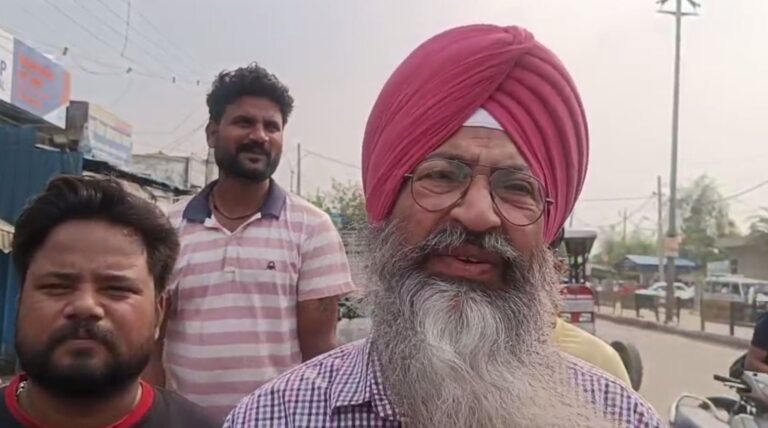 ਜਲਾਲਾਬਾਦ ’ਚ ਹਾਈਵੇ ’ਤੇ ਦੇਖਣ ਨੂੰ ਮਿਲਿਆ ਹਾਈ ਵੋਲਟੇਜ਼ ਡਰਾਮਾ/ ਕਬਜ਼ੇ ਹਟਾਉਣ ਦੌਰਾਨ ਟਰੈਕਟਰ ਮੂਹਰੇ ਲੰਮਾ ਪਿਆ ਦੁਕਾਨਦਾਰ/ ਅਧਿਕਾਰੀਆਂ ਨੇ ਸਾਮਾਨ ਚੁੱਕਣ ਲਈ ਦਿੱਤੀ ਆਖਰੀ ਚਿਤਾਵਨੀ