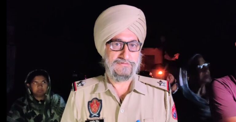 ਹੁਸ਼ਿਆਰਪੁਰ ’ਚ ਦੁਕਾਨ ਤੇ ਮਕਾਨ ’ਚ ਵੱਜਿਆ ਬੇਕਾਬੂ ਟਰੱਕ/ ਜਾਨੀ ਨੁਕਸਾਨ ਤੋਂ ਬਚਾਅ, ਡਰਾਈਵਰ ਦੇ ਲੱਗੀਆਂ ਮਾਮੂਲੀ ਸੱਟਾਂ/ ਨੀਂਦ ਆਉਣ ਕਾਰਨ ਵਾਪਰਿਆ ਹਾਦਸਾ, ਪੁਲਿਸ ਕਰ ਰਹੀ ਜਾਂਚ