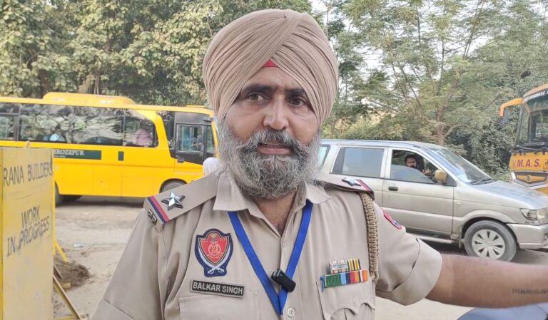 ਫਰੀਦਕੋਟ ’ਚ ਪੁਲ ਲਈ ਪੁੱਟੇ ਟੋਏ ’ਚ ਡਿੱਗਿਆ ਕਾਰ ਸਵਾਰ/ ਪੀਸੀਆਰ ਮੁਲਾਜ਼ਮਾਂ ਨੇ ਨੌਜਵਾਨ ਨੂੰ ਮੁਸ਼ਕਲ ਨਾਲ ਕੱਢਿਆ ਬਾਹਰ/ ਜਾਨੀ ਨੁਕਸਾਨ ਤੋਂ ਬਚਾਅ, ਪੁਲਿਸ ਨੇ ਹਸਪਤਾਲ ਕਰਵਾਇਆ ਦਾਖਲ