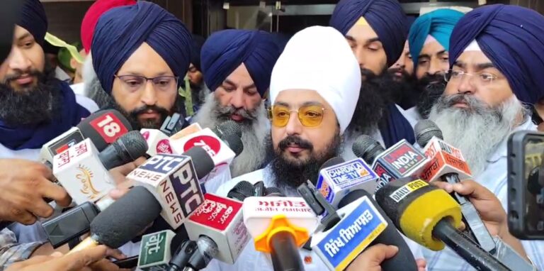 ਸ੍ਰੀ ਅਕਾਲ ਤਖ਼ਤ ਸਾਹਿਬ ਦੇ ਪੇਸ਼ ਹੋਏ ਰਣਜੀਤ ਸਿੰਘ ਢੱਡਰੀਆਂ ਵਾਲੇ/ ਜਾਣੇ-ਅਣਜਾਣੇ ਬੋਲੇ ਸ਼ਬਦਾਂ ਲਈ ਮੰਗੀ ਮੁਆਫੀ/ ਹਰਨਾਮ ਸਿੰਘ ਧੁੰਮਾਂ ਨੂੰ ਵੀ ਗੋਲੀ ਕਾਂਡ ਲਈ ਮੁਆਫੀ ਮੰਗਣ ਦੀ ਦਿੱਤੀ ਸਲਾਹ