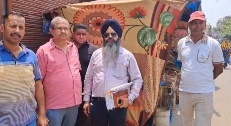 ਅੰਮ੍ਰਿਤਸਰ ’ਚ ਨਸ਼ਾ ਤਸਕਰ ਸੰਨੀ ਗੁੱਲਾ ਦੇ ਘਰ ਤੇ ਚੱਲਿਆ ਬੁਲਡੋਜ਼ਰ/ ਨਸ਼ਿਆਂ ਦੀ ਕਮਾਈ ਨਾਲ ਬਣਾਈ ਜਾਇਦਾਦ ਨੂੰ ਕੀਤਾ ਢਹਿ-ਢੇਰੀ/ ਪੁਲਿਸ ਕਮਿਸ਼ਨਰ ਬੋਲੇ, ਲੋਕਾਂ ਨੂੰ ਬਰਬਾਦ ਕਰਨ ਵਾਲਿਆਂ ਨੂੰ ਸੁਖੀ ਨਹੀਂ ਰਹਿਣ ਦਿਆਂਗੇ