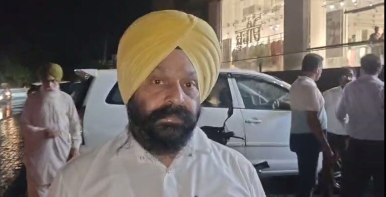 ਜਲੰਧਰ ਦੇ ਨਾਮਦੇਵ ਚੌਂਕ ’ਚ ਸ਼ਟਰਿੰਗ ਡਿੱਗਣ ਕਾਰਨ ਵਾਹਨਾਂ ਦਾ ਨੁਕਸਾਨ/ ਲਪੇਟ ’ਚ ਆਈਆਂ ਮਾਲ ਦੇ ਬਾਹਰ ਖੜ੍ਹੀਆਂ ਕਾਰਾਂ/ ਜਾਨੀ ਨੁਕਸਾਨ ਤੋ ਬਚਾਅ, ਨੁਕਸਾਨ ਦੀ ਭਰਪਾਈ ਦੀ ਉੱਠੀ ਮੰਗ