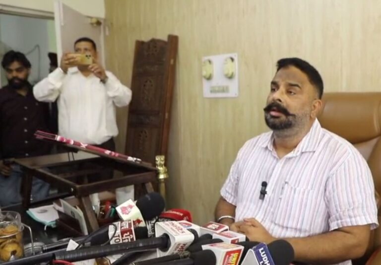 ਲੁਧਿਆਣਾ ਨਗਰ ਨਿਗਮ ਦਫ਼ਤਰ ਦੇ ਬਾਹਰ ਹੰਗਾਮਾ/ ਪ੍ਰਦਰਸ਼ਨਕਾਰੀ ਕਰਮਚਾਰੀਆਂ ਤੇ ਪੁਲਿਸ ਵਿਚਕਾਰ ਝੜਪ