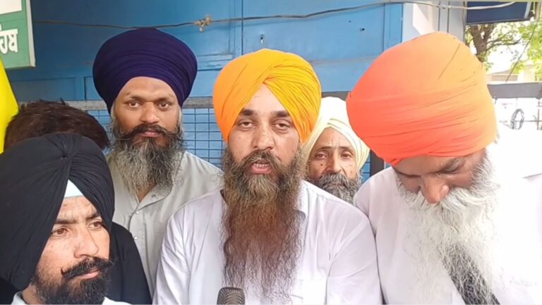 ਸ੍ਰੀ ਫਤਹਿਗੜ੍ਹ ਸਾਹਿਬ ਵਿਖੇ ਵਾਰਿਸ ਪੰਜਾਬ ਜਥੇਬੰਦੀ ਵੱਲੋਂ ਮਾਰਚ/ ਸਾਂਸਦ ਅੰਮ੍ਰਿਤਪਾਲ ਸਿੰਘ ਨੂੰ ਤੁਰੰਤ ਰਿਹਾਅ ਕਰਨ ਦੀ ਕੀਤੀ ਮੰਗ/ ਡਿਪਟੀ ਕਮਿਸ਼ਨਰ ਦਫਤਰ ਪਹੁੰਚ ਕੇ ਸੌਂਪਿਆ ਮੰਗ ਪੱਤਰ