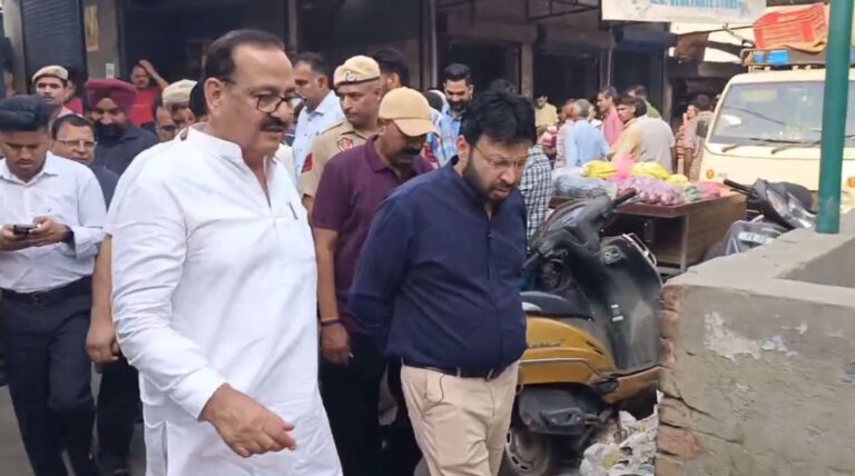 ਅਬੋਹਰ ਸ਼ਹਿਰ ਦਾ ਦੌਰਾ ਕਰਨ ਪਹੁੰਚੇ ਮੰਤਰੀ ਰਵਜੋਤ ਸਿੰਘ/ ਵੱਖ ਵੱਖ ਥਾਵਾਂ ਦਾ ਦੌਰਾ ਕਰ ਕੇ ਲਿਆ ਮੁਸ਼ਕਲਾਂ ਦਾ ਜਾਇਜ਼ਾ/ ਅਧਿਕਾਰੀਆਂ ਨੂੰ ਲੋਕਾਂ ਦੇ ਮਸਲੇ ਛੇਤੀ ਹੱਲ ਕਰਨ ਦੀ ਹਦਾਇਤ