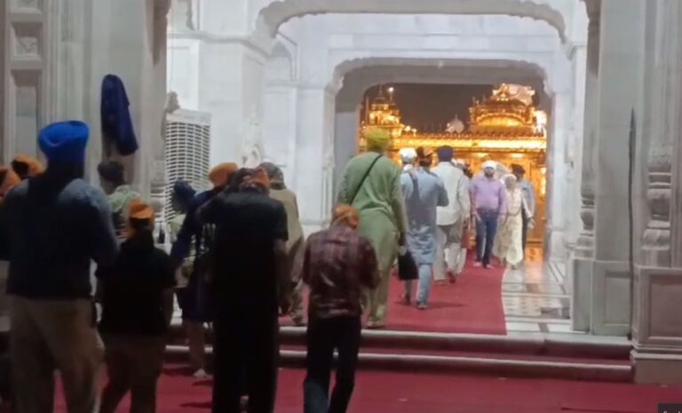 ਸ੍ਰੀ ਦਰਬਾਰ ਸਾਹਿਬ ਆਈ ਸੰਗਤ ਵੱਲੋਂ ਜੰਗ ਰੁਕਣ ਦਾ ਸਵਾਗਤ/ ਸੰਗਤ ਅੰਦਰ ਵੇਖਣ ਨੂੰ ਮਿਲ ਰਿਹਾ ਖੁਸ਼ੀ ਦਾ ਮਾਹੌਲ/ ਜੰਗ ਦਾ ਖ਼ਤਰਾ ਟਲਣ ਬਾਅਦ ਲਗਾਤਾਰ ਵੱਧ ਰਹੀ ਸੰਗਤ ਦੀ ਆਮਦ