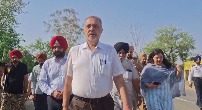 ਫਤਹਿਗੜ੍ਹ ਸਾਹਿਬ ਪਹੁੰਚੇ ਸਿਹਤ ਮੰਤਰੀ ਡਾ. ਬਲਬੀਰ ਸਿੰਘ/ ਪਿੰਡ ਜਖਵਾਲੀ ਵਿਖੇ ਲੱਗੇ ਪਰਾਲੀ ਦੇ ਡੰਪ ਦਾ ਕੀਤਾ ਦੌਰਾ/ ਕੋਰੋਨਾ ਤੋਂ ਡਰਨ ਦੀ ਥਾਂ ਇਸਨੂੰ ਸਮਝਣ ਦੀ ਜ਼ਰੂਰਤ ’ਤੇ ਦਿੱਤਾ ਜ਼ੋਰ