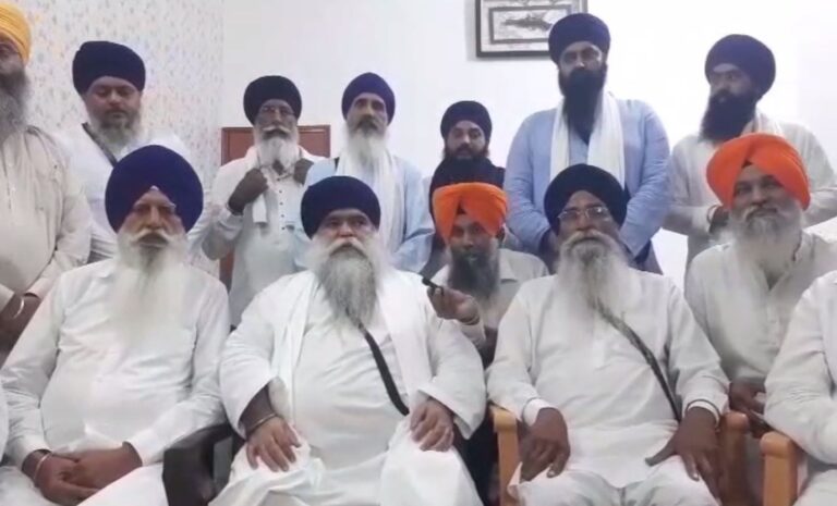 ਦਮਦਮੀ ਟਕਸਾਲ ਵੱਲੋਂ ਸੁਖਬੀਰ ਬਾਦਲ ਦੇ ਘਰ ਬਾਹਰ ਧਰਨਾ ਮੁਲਤਵੀ/ ਐਸਜੀਪੀਸੀ ਪ੍ਰਧਾਨ ਤੇ ਟਕਸਾਲ ਮੁੱਖੀ ਦੀ ਮੀਟਿੰਗ ਦੌਰਾਨ ਲਿਆ ਫੈਸਲਾ/ ਦਮਦਮੀ ਟਕਸਾਲ ਮਹਿਤਾ ਪੁੱਜੇ ਸੀ ਐਸਜੀਪੀਸੀ ਪ੍ਰਧਾਨ ਹਰਜਿੰਦਰ ਸਿੰਘ ਧਾਮੀ