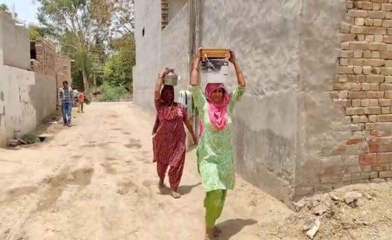 ਫਾਜਿਲਕਾ ਦੇ ਪਿੰਡ ਰਾਮਕੋਟ ’ਚ ਪਾਣੀ ਦੀ ਕਿੱਲਤ ਕਾਰਨ ਹਾਹਾਕਾਰ/ ਲੋਕ ਪਾਣੀ ਖਰੀਦ ਕੇ ਪੀਣ ਲਈ ਹੋਏ ਮਜ਼ਬੂਰ/ ਵਾਟਰ ਵਰਕਸ ਦੀ ਮੋਟਰ ਖਰਾਬ ਹੋਣ ਕਾਰਨ ਆਈ ਸਮੱਸਿਆ