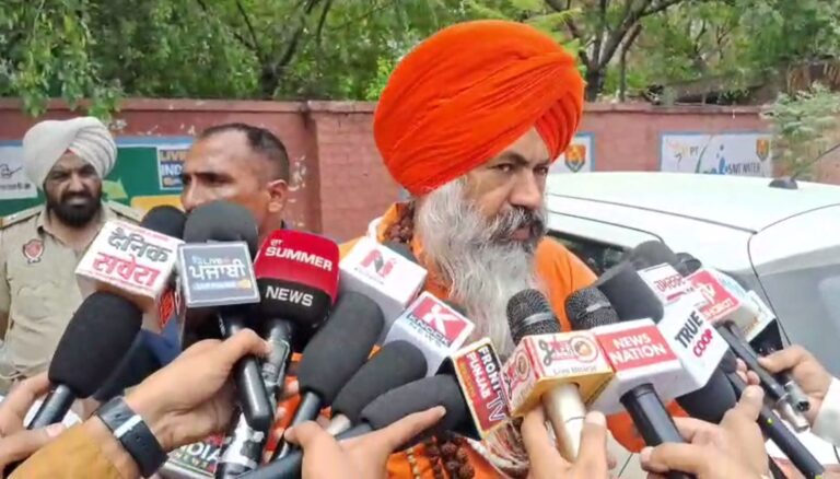 ਅੰਮ੍ਰਿਤਸਰ ਪਹੁੰਚੇ ਗੁਰਸਿਮਰਨ ਸਿੰਘ ਮੰਡ ਦਾ ਵੱਡਾ ਬਿਆਨ/ ਅੰਮ੍ਰਿਤਪਾਲ ਸਿੰਘ ਮਹਿਰੋਂ ਤੇ ਬੱਬਰ ਖਾਲਸਾ ਵੱਲ ਸਾਧੇ ਤਿੱਖੇ ਨਿਸ਼ਾਨੇ/ ਕਿਹਾ, ਮੈਂ ਇੱਥੇ ਖੜ੍ਹਾਂ ਹਾਂ, ਬੱਬਰ ਖਾਲਸਾ ਵਾਲੇ ਜੋ ਕਰਨਾ ਕਰ ਲੈਣ…