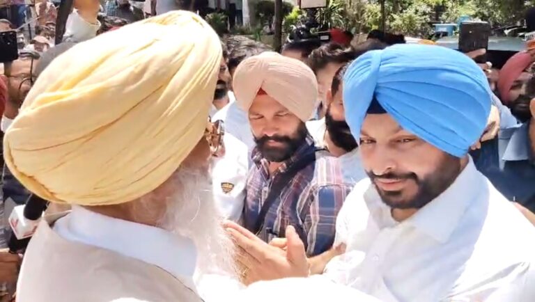 ਲੁਧਿਆਣਾ ’ਚ ਆਪਸ ’ਚ ਮਿਲੇ ਰਵਨੀਤ ਬਿੱਟੂ ਤੇ ਸਿਮਰਨਜੀਤ ਸਿੰਘ ਮਾਨ/ ਰਵਨੀਤ ਬਿੱਟੂ ਨੇ ਲਾਏ ਪੈਰੀ ਹੱਥ, ਮਾਨ ਨੇ ਬਿੱਟੂ ਨੂੰ ਦੱਸਿਆ ਆਪਣਾ ਦੋਸਤ