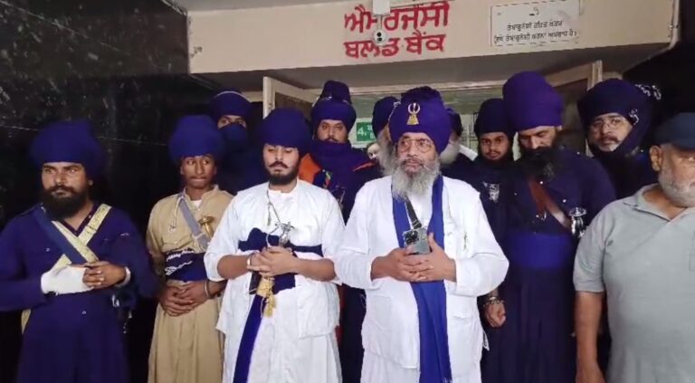 ਫਗਵਾੜਾ ’ਚ ਨਿਹੰਗ ਜਥੇਬੰਦੀਆਂ ਵਿਚਾਲੇ ਟਕਰਾਅ/ ਗੋਲੀਆਂ ਚੱਲਣ ਨਾਲ ਇਕ ਗੰਭੀਰ ਜ਼ਖ਼ਮੀ/ ਰਾਜ਼ੀਨਾਮੇ ਲਈ ਹੋਏ ਇਕੱਠ ਦੌਰਾਨ ਭਿੱੜੀਆਂ ਦੋ ਧਿਰਾਂ