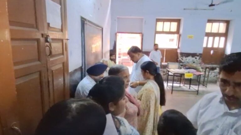 ਲੁਧਿਆਣਾ ਪੱਛਮੀ ਜ਼ਿਮਨੀ ਚੋਣ ਲਈ ਵੋਟਾਂ ਦਾ ਕੰਮ ਜਾਰੀ/ ਪਾਰਟੀ ਉਮੀਦਵਾਰਾਂ ਨੇ ਪਰਿਵਾਰਾਂ ਸਮੇਤ ਪਾਈਆਂ ਵੋਟਾਂ/ 1.74 ਲੱਖ ਵੋਟਰ ਕਰਨਗੇ ਸੰਵਿਧਾਨਕ ਹੱਕ ਦਾ ਇਸਤੇਮਾਲ