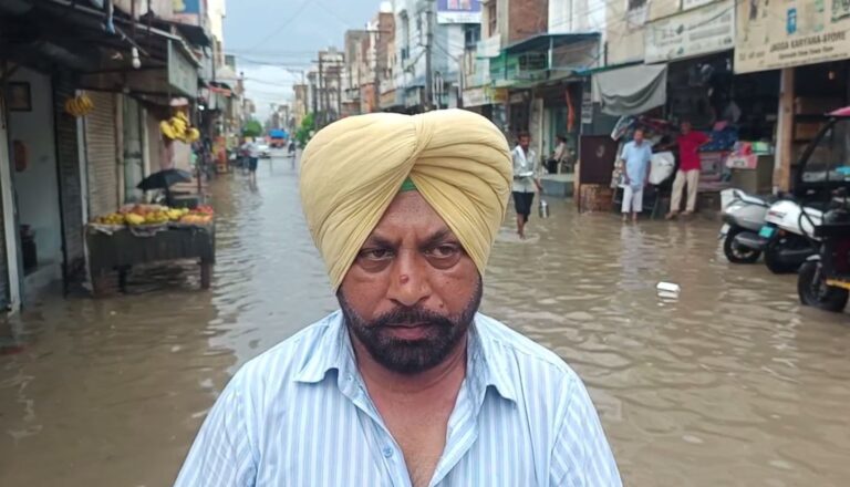 ਮਲੋਟ ’ਚ ਮੌਨਸੂਨ ਦੇ ਪਹਿਲੇ ਮੀਂਹ ਨੇ ਖੋਲ੍ਹੀ ਪ੍ਰਬੰਧਾਂ ਦੀ ਪੋਲ/ ਗਲੀਆਂ ਤੇ ਬਾਜ਼ਾਰਾਂ ਅੰਦਰ ਭਰਿਆ ਮੀਂਹ ਦਾ ਪਾਣੀ/ ਦੁਕਾਨਦਾਰ ਤੇ ਗ੍ਰਾਹਕ ਪ੍ਰੇਸ਼ਾਨ, ਪ੍ਰਸ਼ਾਸਨ ਤੋਂ ਪੁਖਤਾ ਪ੍ਰਬੰਧ ਦੀ ਮੰਗ