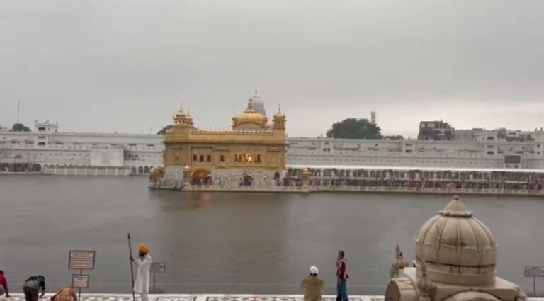 ਅੰਮ੍ਰਿਤਸਰ ’ਚ ਤੜਕਸਾਰ ਹੋਈ ਬਰਸਾਤ ਨਾਲ ਮੌਸਮ ਹੋਇਆ ਸੁਹਾਵਣਾ/ ਗਰਮੀ ਤੋਂ ਮਿਲੀ ਰਾਹਤ, ਸੰਗਤ ਦੇ ਦਰਬਾਰ ਸਾਹਿਬ ਆਉਣਾ ਜਾਰੀ/ ਬਰਸਾਤ ਦੌਰਾਨ ਦਿਖਾਈ ਦਿੱਤਾ ਦਰਬਾਰ ਸਾਹਿਬ ਦਾ ਆਲੌਕਿਕ ਦ੍ਰਿਸ਼