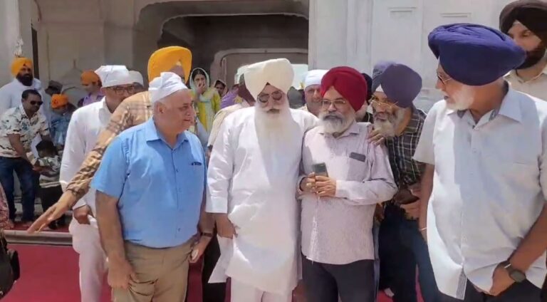 ਸ੍ਰੀ ਹਰਿਮੰਦਰ ਸਾਹਿਬ ਵਿਖੇ ਨਤਮਸਤਕ ਹੋਏ ਡੇਰਾ ਬਿਆਸ ਮੁਖੀ ਬਾਬਾ ਗਰਿੰਦਰ ਸਿੰਘ ਢਿੱਲੋਂ/ ਗੁਰੂ ਘਰ ਮੱਥਾ ਟੇਕ ਕੇ ਸਰਬੱਤ ਦੇ ਭਲੇ ਦੀ ਕੀਤੀ ਅਰਦਾਸ/ ਇਸ ਤੋਂ ਪਹਿਲਾਂ ਵੀ 2012 ਤੇ 2014 ’ਚ ਹੋਏ ਸੀ ਨਤਮਸਤਕ
