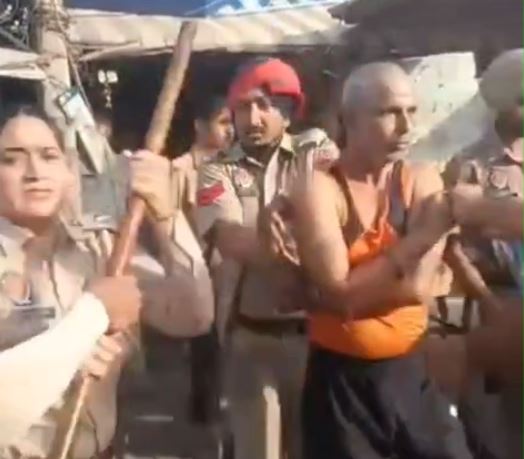ਜਲੰਧਰ ’ਚ ਪੁਲਿਸ ਤੇ ਸਖਸ਼ ਵਿਚਾਲੇ ਧੱਕਾਮੁੱਕੀ ਦੀ ਵੀਡੀਓ ਵਾਇਰਲ/ ਪੁਲਿਸ ਨੇ ਘਟਨਾ ਸਬੰਧੀ ਦਿੱਤੀ ਸਫਾਈ/ ਮਾਨਸਿਕ ਤੌਰ ’ਤੇ ਪ੍ਰੇਸ਼ਾਨ ਵਿਅਕਤੀ ਕਾਰਨ ਵਾਪਰੀ ਸੀ ਘਟਨਾ