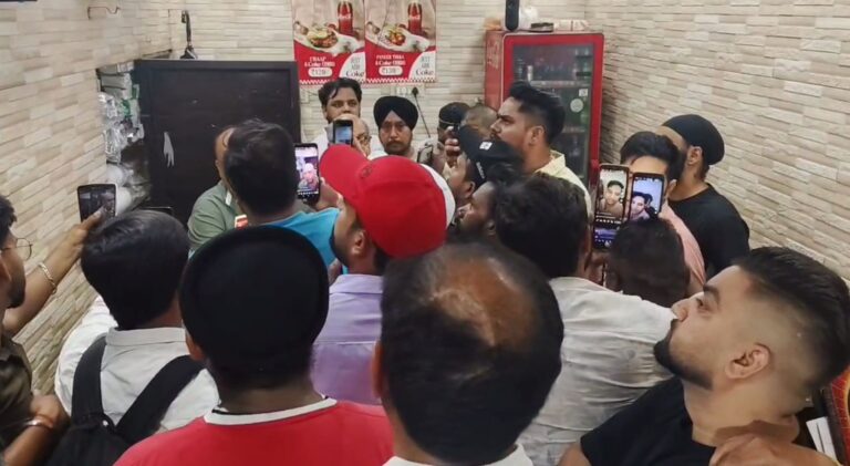 ਜਲੰਧਰ ’ਚ ਫਾਸਟ ਫੂਡ ਦੀ ਦੁਕਾਨ ’ਤੇ ਹਮਲਾ/ ਨਿਹੰਗ ਬਾਣੇ ’ਚ ਆਏ ਹਮਲਾਵਰਾਂ  ਨੇ ਕੀਤੀ ਭੰਨਤੋੜ/ ਘਟਨਾ ਸੀਸੀਟੀਵੀ ਚ ਕੈਦ, ਪੁਲਿਸ ਕਰ ਰਹੀ ਜਾਂਚ