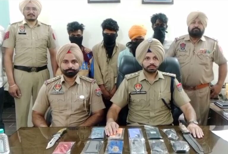 ਮੋਹਾਲੀ ਪੁਲਿਸ ਵੱਲੋਂ ਲੁੱਟ-ਖੋਹ ਗਰੋਹ ਦਾ ਪਰਦਾਫਾਸ਼/ ਮੋਟਰ ਸਾਈਕਲ, 11 ਮੋਬਾਈਲ, ਦੋ ਚਾਕੂਆਂ ਸਮੇਤ 5 ਗ੍ਰਿਫਤਾਰ