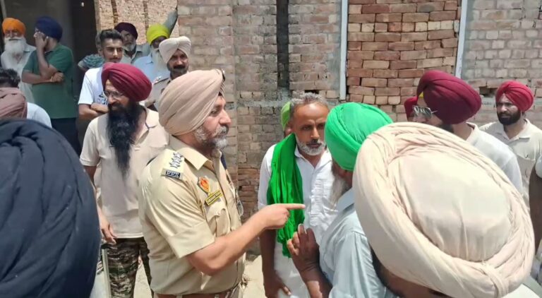 ਫਰੀਦਕੋਟ ’ਚ ਨਿਕਾਸੀ ਨਾਲੇ ਦੀ ਪੁਲੀ ਦਾ ਮੁੱਦਾ ਗਰਮਾਇਆ/ ਪ੍ਰਸ਼ਾਸਨ ਤੇ ਪਿੰਡ ਦੇ ਲੋਕ ਹੋਏ ਆਹਮੋ ਸਾਹਮਣੇ/ ਮਹਿਲਾ ਸਰਪੰਚ ਦੇ ਪਤੀ ’ਤੇ ਲੱਗੇ ਧੱਕੇਸ਼ਾਹੀ ਦੇ ਇਲਜ਼ਾਮ