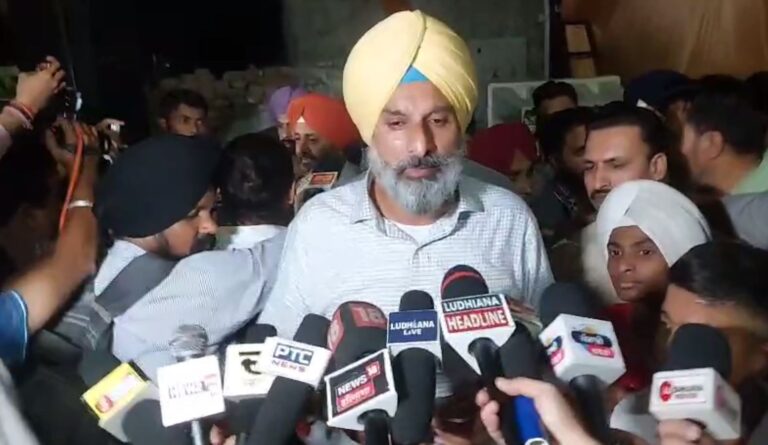ਲੁਧਿਆਣਾ ਪਹੁੰਚੇ ਬਿਕਰਮ ਮਜੀਠੀਆ ਦਾ ਵਿਰੋਧੀਆਂ ਵੱਲ ਨਿਸ਼ਾਨਾ/ ਉਮੀਦਵਾਰ ਲਈ ਵੋਟਾਂ ਮੰਗਦਿਆਂ ਵਿਰੋਧੀਆਂ ਨੂੰ ਲਾਏ ਰਗੜੇ/ ਲੋਕਾਂ ਨੂੰ ਸੂਬੇ ਦੀ ਭਲਾਈ ਲਈ ਅਕਾਲੀ ਦਲ ਨੂੰ ਵੋਟ ਦੇਣ ਦੀ ਕੀਤੀ ਅਪੀਲ