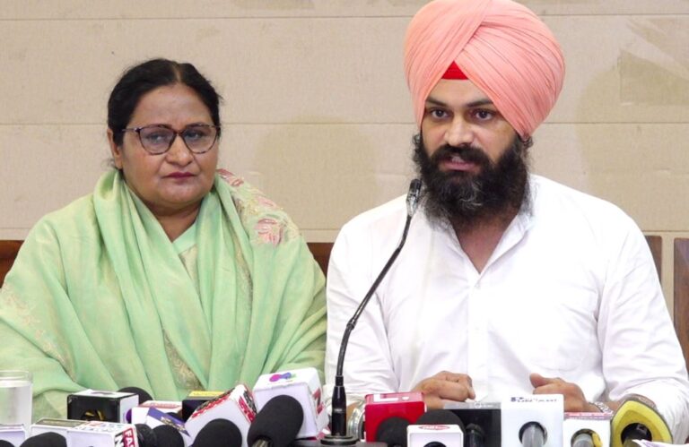 ਸਿੱਖ ਆਗੂ ਭਗਤ ਸਿੰਘ ਦੁਆਬੀ ਦੀ ਅੰਮ੍ਰਿਤਪਾਲ ਦੀ ਚੈਟ ਮਾਮਲੇ ’ਚ ਪ੍ਰੈੱਸ ਕਾਨਫਰੰਸ/ ਅੰਮ੍ਰਿਤਪਾਲ ਸਿੰਘ ਦੀ ਵਾਇਰਲ ਚੈਟ ਨੂੰ ਲੈ ਕੇ ਕੀਤੇ ਵੱਡੇ ਖੁਲਾਸੇ/ ਕਿਹਾ, ਜੇਕਰ ਪੰਥ ਤੋਂ ਮੁਆਫੀ ਨਹੀਂ ਤਾਂ ਕਰਾਂਗੇ ਹੋਰ ਵੱਡੇ ਖੁਲਾਸੇ