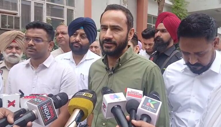 ਬਰਨਾਲਾ ਸਿਵਲ ਹਸਪਤਾਲ ਨੂੰ ਸੰਸਥਾ ਨੇ ਦਾਨ ਕੀਤੀ ਐਬੂਲੈਂਸ/ ਸਾਂਸਦ ਗੁਰਮੀਤ ਸਿੰਘ ਮੀਤ ਹੇਅਰ ਵੱਲੋਂ ਦਾਨੀ ਪਰਿਵਾਰ ਦਾ ਧੰਨਵਾਦ
