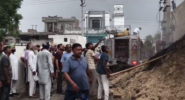 ਦਿੜ੍ਹਬਾ ਦੀ ਵਡਿਆਲਾ ਗਊਸ਼ਾਲਾ ਅੰਦਰ ਤੂੜੀ ਨੂੰ ਲੱਗੀ ਅੱਗ/ ਗਊਆਂ ਲਈ ਰੱਖੀ ਤੂੜੀ ਨੂੰ ਪਹੁੰਚਿਆ ਭਾਰੀ ਨੁਕਸਾਨ/ ਫਾਇਰ ਬ੍ਰਿਗੇਡ ਨੇ ਲੋਕਾਂ ਦੀ ਮਦਦ ਨਾਲ ਪਾਇਆ ਕਾਬੂ