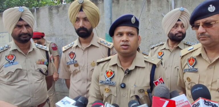 ਬਰਨਾਲਾ ਪੁਲਿਸ ਵੱਲੋਂ ਸ਼ੱਕੀ ਨਸ਼ਾ ਤਸਕਰਾਂ ਦੇ ਘਰਾਂ ਦੀ ਚੈਕਿੰਗ/ ਐਸਐਸਪੀ ਨੇ ਖੁਦ ਘਰ-ਘਰ ਜਾ ਕੇ ਬਾਰੀਕੀ ਨਾਲ ਕੀਤੀ ਜਾਂਚ