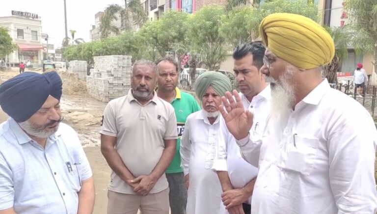 ਫਰੀਦਕੋਟ ’ਚ ਵਿਧਾਇਕ ਸੇਖੋਂ ਨੇ ਲਿਆ ਵਿਕਾਸ ਕੰਮਾਂ ਦਾ ਜਾਇਜ਼ਾ/ ਸੜਕ ’ਤੇ ਲੱਗ ਰਹੀਆਂ ਲਾਕ-ਟਾਇਲਾਂ ਦੀ ਕੀਤੀ ਜਾਂਚ/ ਕਿਹਾ, ਸੜਕ ਦੀ ਉਸਾਰੀ ਤੇ ਖਰਚੇ ਜਾਣਗੇ ਦੋ ਕਰੋੜ ਰੁਪਏ