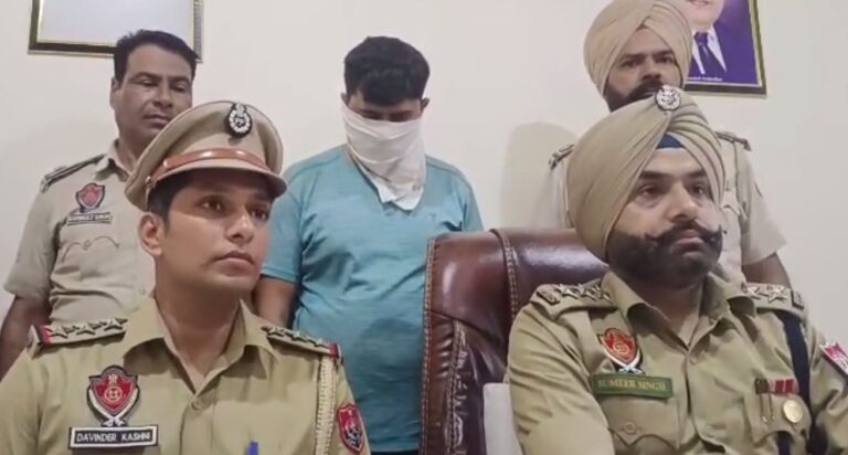 ਪਠਾਨਕੋਟ ਪੁਲਿਸ ਵੱਲੋਂ ਨਸ਼ੀਲੇ ਪਦਾਰਥ ਸਮੇਤ 3 ਗ੍ਰਿਫਤਾਰ/ 51.71 ਗਰਾਮ ਹੈਰੋਇਨ, ਪਿਸਟਲ ਤੇ ਡਰੱਗ ਮਨੀ ਬਰਾਮਦ