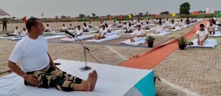 ਫਾਜਿਲਕਾ ਦੇ ਸਰਹੱਦੀ ਪਿੰਡਾਂ ’ਚ ਮਨਾਇਆ ਯੋਗਾ ਦਿਵਸ/ ਬੀਐਸਐਫ ਜਵਾਨਾਂ ਤੇ ਕਿਸਾਨਾਂ ਨੇ ਕੀਤਾ ਯੋਗਾ