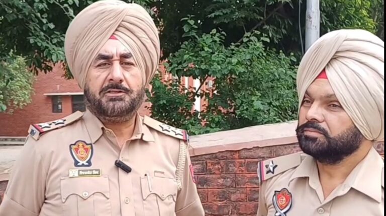 ਫਤਹਿਗੜ੍ਹ ਪੁਲਿਸ ਵੱਲੋਂ ਵਰਦੀ ਪਾੜਣ ਦੇ ਦੋਸ਼ ਹੇਠ ਪਿਉ-ਪੁੱਤਰ ਨਾਮਜ਼ਦ/ ਅਦਾਲਤੀ ਕੇਸ ਲਈ ਪਰਵਾਨਾ ਨੋਟ ਕਰਨ ਦੌਰਾਨ ਕੀਤਾ ਸੀ ਝਗੜਾ