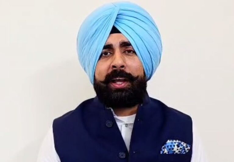 ਅਕਾਲੀ ਦਲ ਨੇ ਕੈਬਨਿਟ ਦੇ ਫੈਸਲੇ ਨੂੰ ਲੈ ਕੇ ਘੇਰੀ ਸਰਕਾਰ/ ਰੀਜ਼ਨਲ ਡਿਵੈਲਪਮੈਂਟ ਅਥਾਰਟੀ ਦਾ ਚੇਅਰਮੈਨ ਬਦਲਣ ’ਤੇ ਚੁੱਕੇ ਸਵਾਲ/ ਕਿਹਾ, ਚਹੇਤਿਆਂ ਜ਼ਰੀਏ ਪੰਜਾਬ ਨੂੰ ਲੁੱਟਣਾ ਚਾਹੁੰਦੇ ਨੇ ਦਿੱਲੀ ਦੇ ਆਗੂ