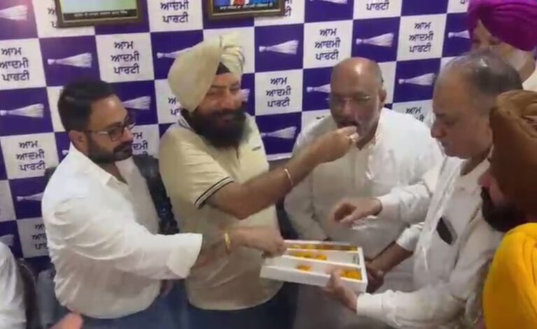 ਅੰਮ੍ਰਿਤਸਰ ’ਚ ਆਮ ਆਦਮੀ ਪਾਰਟੀ ਦੀ ਜਿੱਤ ਨੂੰ ਲੈ ਕੇ ਜਸ਼ਨ ਦਾ ਮਾਹੌਲ/ ਹਲਕਾ ਇੰਚਾਰਜ ਜਸਕਰਨ ਸਿੰਘ ਬੰਦੇਸ਼ਾ ਨੇ ਵਰਕਰਾਂ ਵਿਚ ਵੰਡੇ ਲੱਡੂ/ ਕਿਹਾ, 2027 ’ਚ ਇਕ ਵਾਰ ਫਿਰ ਬਣੇਗੀ ਆਮ ਆਦਮੀ ਪਾਰਟੀ ਦੀ ਸਰਕਾਰ