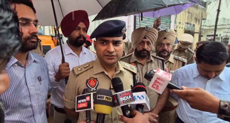 ਹੁਸ਼ਿਆਰਪੁਰ ’ਚ ਨਸ਼ਾ ਤਸਕਰ ਦੀਆਂ ਜਾਇਦਾਦਾਂ ’ਤੇ ਚੱਲਿਆ ਪੀਲਾ ਪੰਜਾ/ ਪ੍ਰਸ਼ਾਸਨ ਨੇ ਢਾਹੀ ਮਨਦੀਪ ਸਿੰਘ ਉਰਫ ਮਨੂ ਦੀ ਨਾਜਾਇਜ਼ ਉਸਾਰੀ