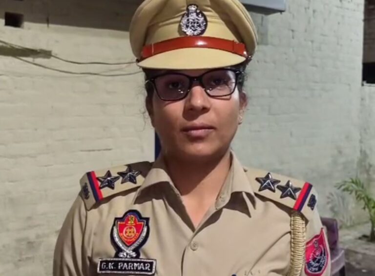 ਜਲਾਲਾਬਾਦ ’ਚ ਕਾਰ ਸਵਾਰਾਂ ਵੱਲੋਂ ਘਰ ’ਤੇ ਫਾਇਰਿੰਗ/ ਘਟਨਾ ਸੀਸੀਟੀਵੀ ’ਚ ਕੈਦ, ਪੁਲਿਸ ਕਰ ਰਹੀ ਜਾਂਚ