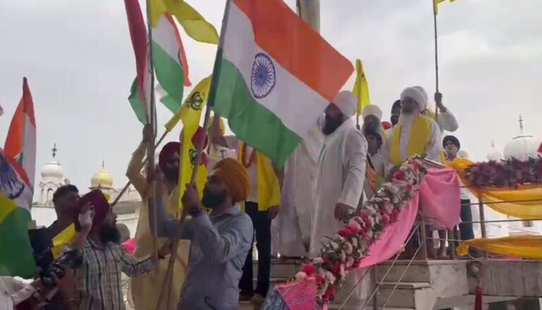 ਚੰਡੀਗੜ੍ਹ ਵਿਖੇ ਫੌਜ ਦੇ ਸਨਮਾਨ ’ਚ ਕੱਢੀ ਤਿਰੰਗਾ ਯਾਤਰਾ/ ਕੇਸਰੀ ਨਿਸ਼ਾਨ ਸਾਹਿਬ ਤੇ ਤਿਰੰਗਾਂ ਹੱਥਾਂ ’ਚ ਫੜੇ ਕੇ ਪਹੁੰਚੇ ਲੋਕ/ ਗੁਰਦੁਆਰਾ ਗੁਰੂ ਸਾਗਰ ਸਾਹਿਬ ਤੋਂ ਸ਼ੁਰੂ ਹੋ ਕੇ ਸੈਕਟਰ-7 ਵਿਖੇ ਹੋਈ ਸਮਾਪਤੀ