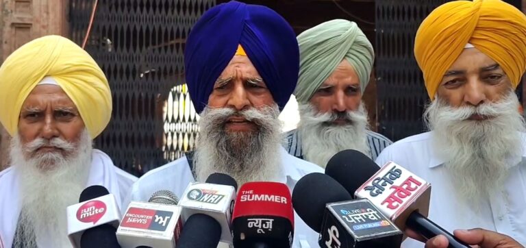 ਸ੍ਰੀ ਅਕਾਲ ਤਖ਼ਤ ਸਾਹਿਬ ਵਿਖੇ ਸ਼ਰਧਾਂਜਲੀ ਦੇਣ ਪਹੁੰਚੇ ਧਰਮੀ ਫੌਜੀ/ ਧਰਮੀ ਫੌਜੀਆਂ ਦਾ ਖਿਤਾਬ ਨਾ ਮਿਲਣ ’ਤੇ ਜਾਹਰ ਕੀਤੀ ਨਰਾਜਗੀ