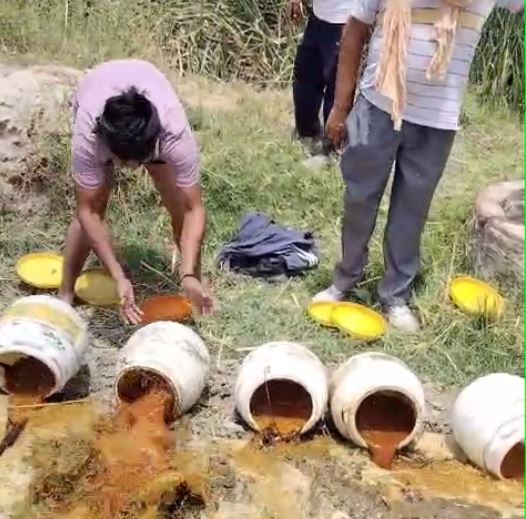 ਜਲਾਲਾਬਾਦ ਦੇ ਪਿੰਡਾਂ ਚ ਐਕਸਾਈਜ਼ ਵਿਭਾਗ ਤੇ ਪੁਲਿਸ ਦੀ ਰੇਡ/ ਹਜ਼ਾਰਾਂ ਲੀਟਰ ਲਾਹਣ ਅਤੇ 100 ਬੋਤਲਾਂ ਦੇਸ਼ੀ ਸ਼ਰਾਬ ਬਰਾਮਦ/ ਮੌਕੇ ਤੇ ਨਸ਼ਟ ਕੀਤੀ ਲਾਹਣ, ਪੁਲਿਸ ਨੇ ਅਗਲੀ ਕਾਰਵਾਈ ਕੀਤੀ ਸ਼ੁਰੂ