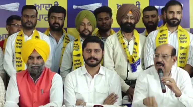 ਲੁਧਿਆਣਾ ਦੇ ਸਰਾਭਾ ਨਗਰ ’ਚ ਆਪ ਨੂੰ ਵੱਡਾ ਹੁਲਾਰਾ/ ਭਾਜਪਾ ਛੱਡ ਕੇ ਕਈ ਆਗੂ ਆਮ ਆਦਮੀ ਪਾਰਟੀ ’ਚ ਸ਼ਾਮਲ/ ਵਰਕਿੰਗ ਪ੍ਰਧਾਨ ਸ਼ੈਰੀ ਕਲਸੀ ਨੇ ਪਾਰਟੀ ’ਚ ਆਉਣ ’ਤੇ ਕੀਤਾ ਸਵਾਗਤ