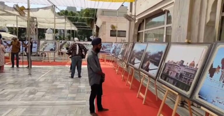 ਸ੍ਰੀ ਦਰਬਾਰ ਸਾਹਿਬ ਵਿਖੇ ਫੌਜੀ ਹਮਲੇ ਬਾਰੇ ਫੋਟੋ ਪ੍ਰਦਰਸ਼ਨੀ/ ਐਸਜੀਪੀਸੀ ਨੇ ਲੋਕਾਂ ਨੂੰ ਜਾਣੂ ਕਰਵਾਉਣ ਲਈ ਕੀਤਾ ਉਪਰਾਲਾ/ ਗੁਰਦੁਆਰਾ ਮੰਜੀ ਸਾਹਿਬ ਦੀਵਾਨ ਹਾਲ ਦੇ ਬਾਹਰ ਲਗਾਈ ਪ੍ਰਦਰਸ਼ਨੀ