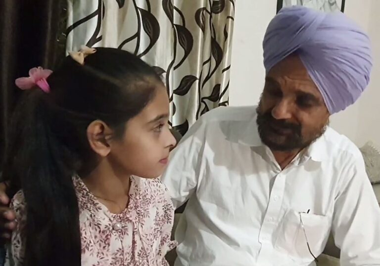 ਸਿੱਧੂ ਦੀ ਹਵੇਲੀ ਪਹੁੰਚੀ ਛੋਟੀ ਬੱਚੀ ਨੇ ਬਲਕੋਰ ਸਿੰਘ ਨੂੰ ਪੁੱਛੇ ਸਵਾਲ/ ਬੱਚੀ ਸੀਰਤ ਦੇ ਸਵਾਲ ਸੁਣ ਕੇ ਭਾਵੁਕ ਹੋਏ ਸਿੱਧੂ ਦੇ ਮਾਪੇ/ ਹਲੇਵੀ ’ਚ ਕੇਕ ਕੱਕ ਕੇ ਮਨਾਇਆ ਸਿੱਧੂ ਮੂਸੇਵਾਲਾ ਦਾ ਜਨਮ ਦਿਨ