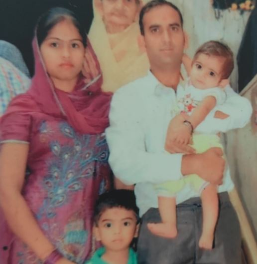 ਗੁਰਦਾਸਪੁਰ ’ਚ ਦੋ ਬੱਚਿਆਂ ਦੀ ਮਾਂ ਰਿਸ਼ਤੇਦਾਰ ਨਾਲ ਫਰਾਰ/ 11 ਸਾਲਾ ਬੱਚੀ ਤੇ ਗਹਿਣੇ-ਗੱਟੇ ਸਮੇਤ ਹੋਈ ਗਾਇਬ/ ਪਤੀ ਨੇ ਪੁਲਿਸ ਪ੍ਰਸ਼ਾਸਨ ਕੋਲ ਸ਼ਿਕਾਇਤ ਦੇ ਕੇ ਮੰਗਿਆ ਇਨਸਾਫ