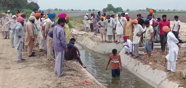 ਲੰਬੀ ਹਲਕੇ ਦੇ ਪਿੰਡਾਂ ’ਚ ਨਹਿਰੀ ਪਾਣੀ ਨੂੰ ਲੈ ਕੇ ਆਹਮੋ-ਸਾਹਮਣੇ ਹੋਏ ਕਿਸਾਨ/ ਪਿੰਡ ਸ਼ਾਮ ਖੇੜਾਂ ਦੇ ਕਿਸਾਨਾਂ ਨੇ ਘੱਟ ਪਾਣੀ ਦੇਣ ਦੇ ਲਾਏ ਇਲਜ਼ਾਮ