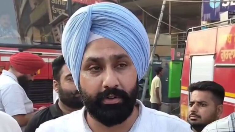 ਗੁਰਦਾਸਪੁਰ ਦੇ ਹਨੂਮਾਨ ਚੌਂਕ ’ਚ ਬੈਂਕ ਨੂੰ ਅਚਾਨਕ ਲੱਗੀ ਅੱਗ/ ਮੌਕੇ ਤੇ ਪਹੁੰਚੀ ਫਾਇਰ ਬ੍ਰਿਗੇਡ ਨੇ ਮੁਸ਼ੱਕਤ ਬਾਅਦ ਪਾਇਆ ਕਾਬੂ